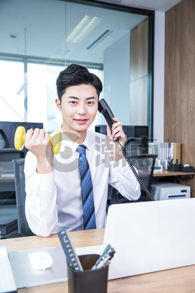 男性办公室电话锻炼哑铃图片素材免费下载