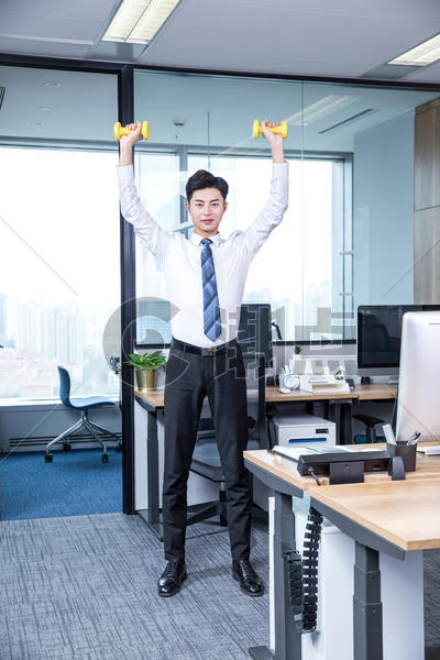 男性办公室锻炼哑铃图片素材免费下载