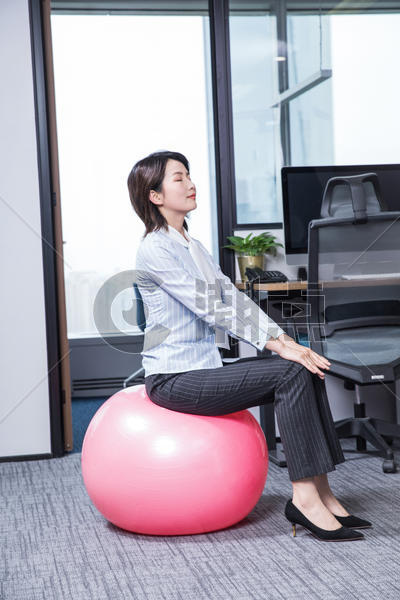 女性办公室锻炼瑜伽图片素材免费下载