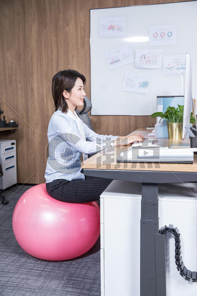 女性办公室锻炼瑜伽图片素材免费下载