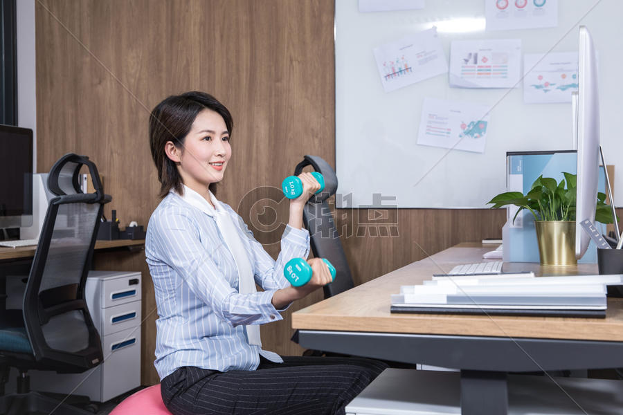 女性办公室健身哑铃瑜伽图片素材免费下载