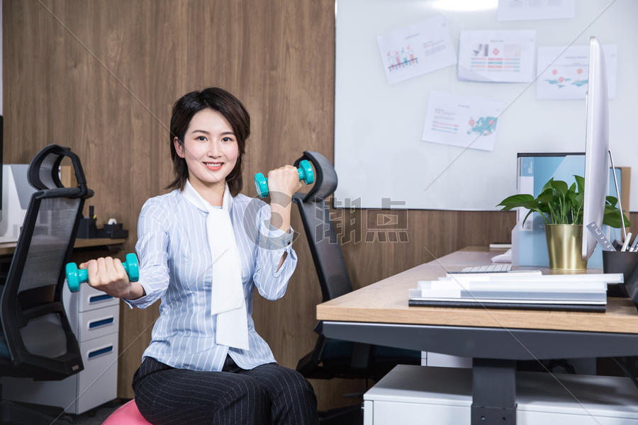 女性办公室健身哑铃瑜伽图片素材免费下载