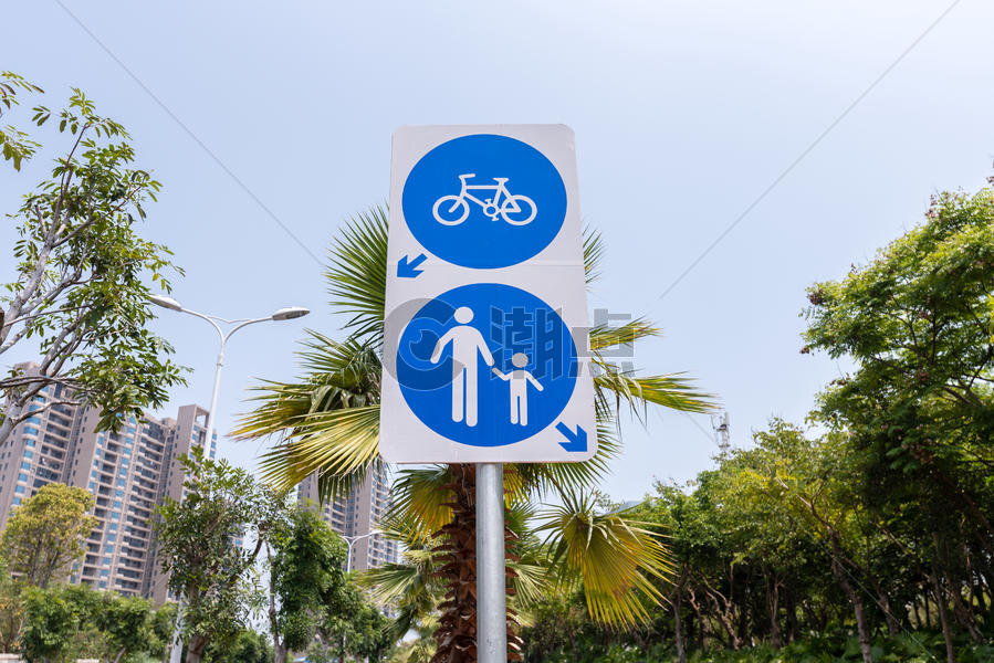 自行车道与人行道标志牌图片素材免费下载
