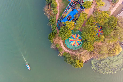 俯瞰划过公园湖边的游艇图片素材免费下载