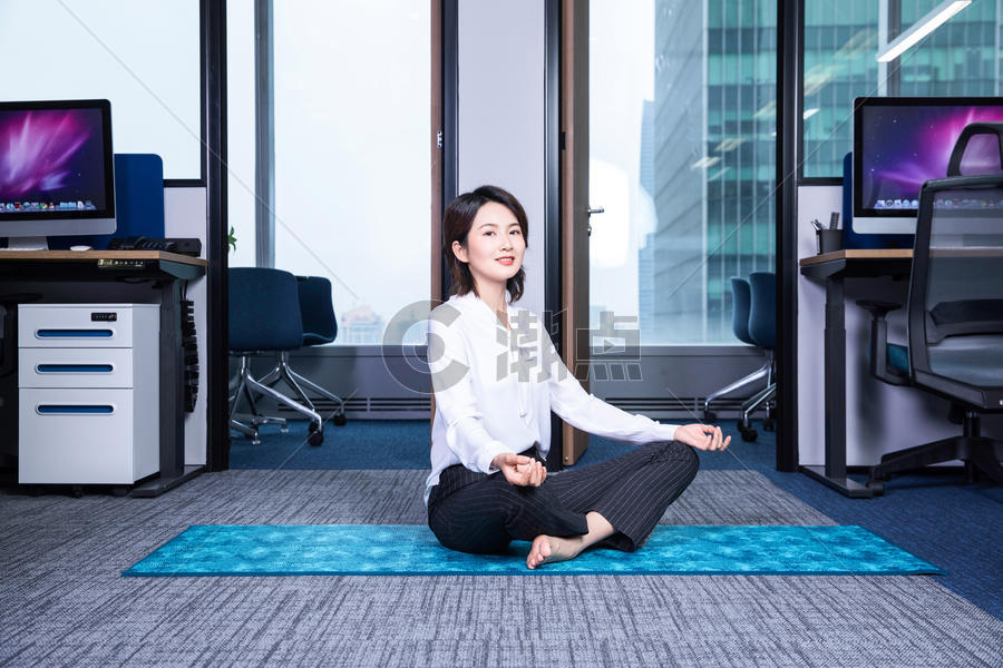 女性办公室瑜伽图片素材免费下载