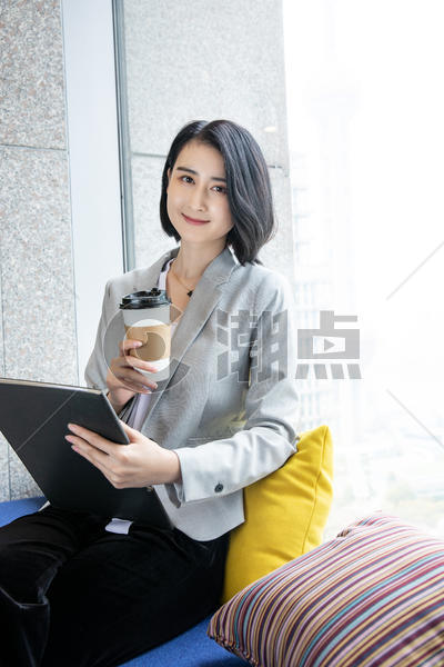 职场美女手持咖啡杯图片素材免费下载