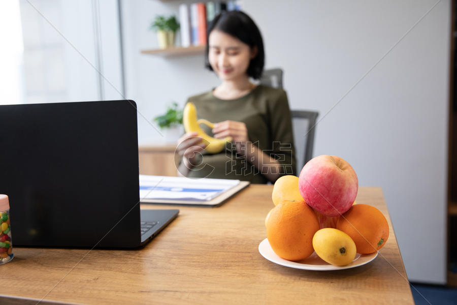 职场妈妈办公室吃水果图片素材免费下载