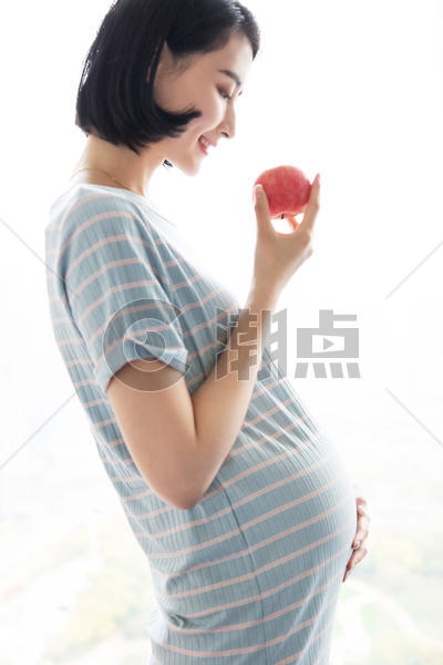 孕妇妈妈吃苹果图片素材免费下载