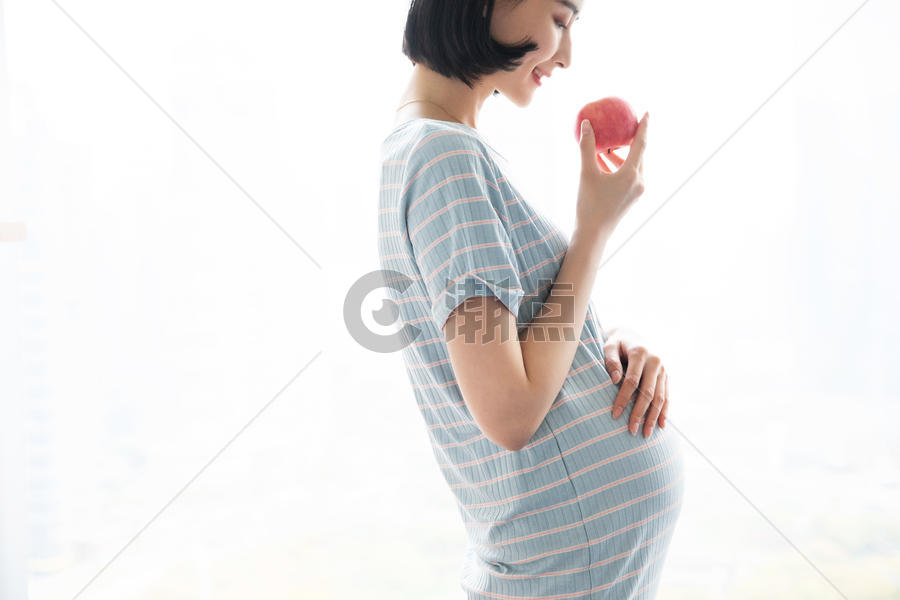孕妇妈妈吃苹果图片素材免费下载