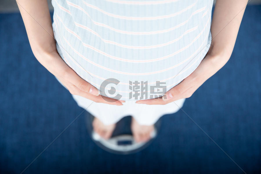 孕妇妈妈称重图片素材免费下载