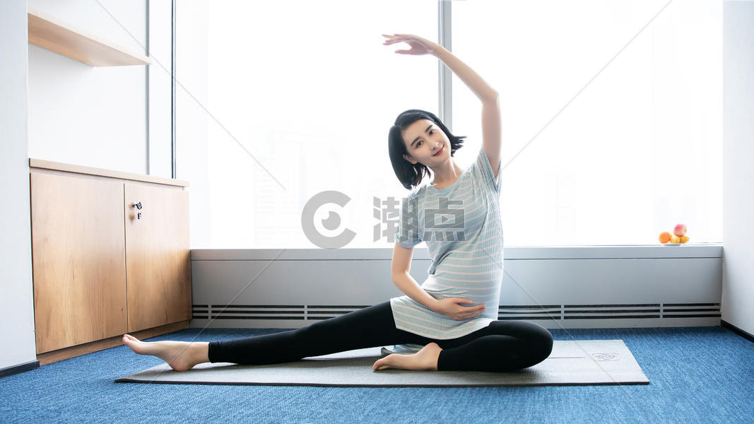 职场妈妈办公室瑜伽图片素材免费下载