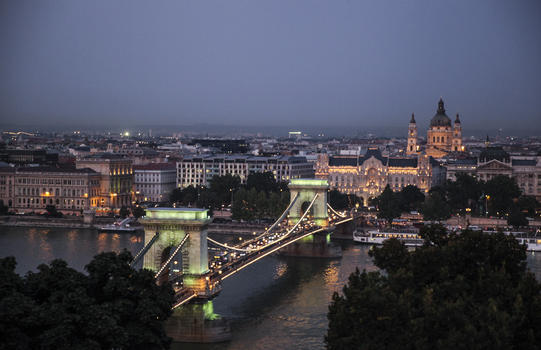 俯瞰布达佩斯链子桥夜景图片素材免费下载