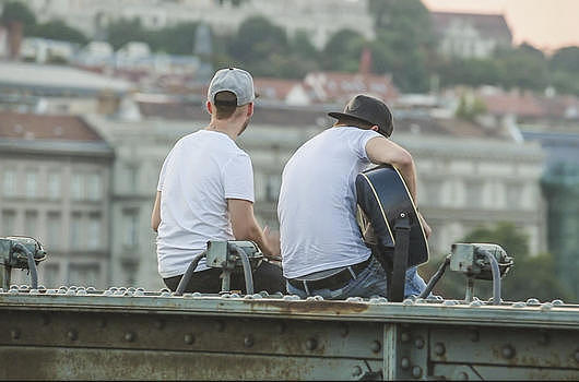 布达佩斯链子桥上的歌手图片素材免费下载