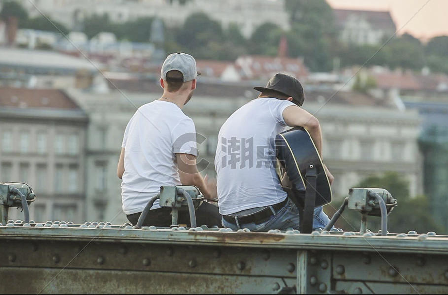 布达佩斯链子桥上的歌手图片素材免费下载