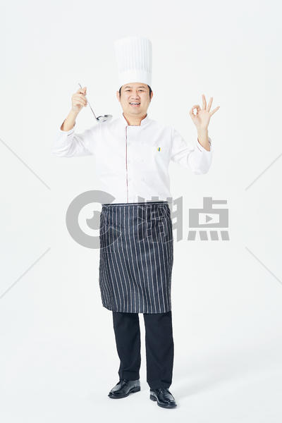 男性厨师拿着长柄勺图片素材免费下载