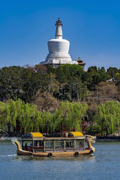 北京北海公园的湖泊上白塔图片素材免费下载