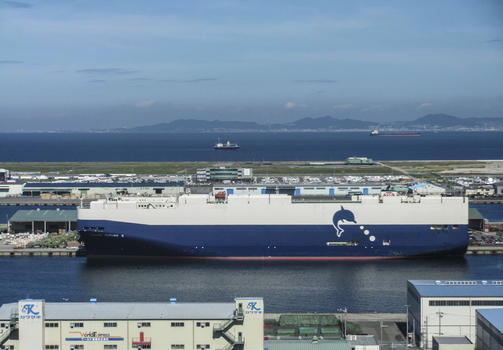 停靠在日本码头的大型滚装船图片素材免费下载