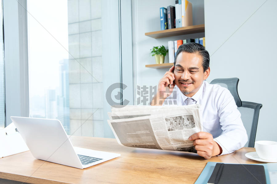 商务男士看报纸打电话图片素材免费下载