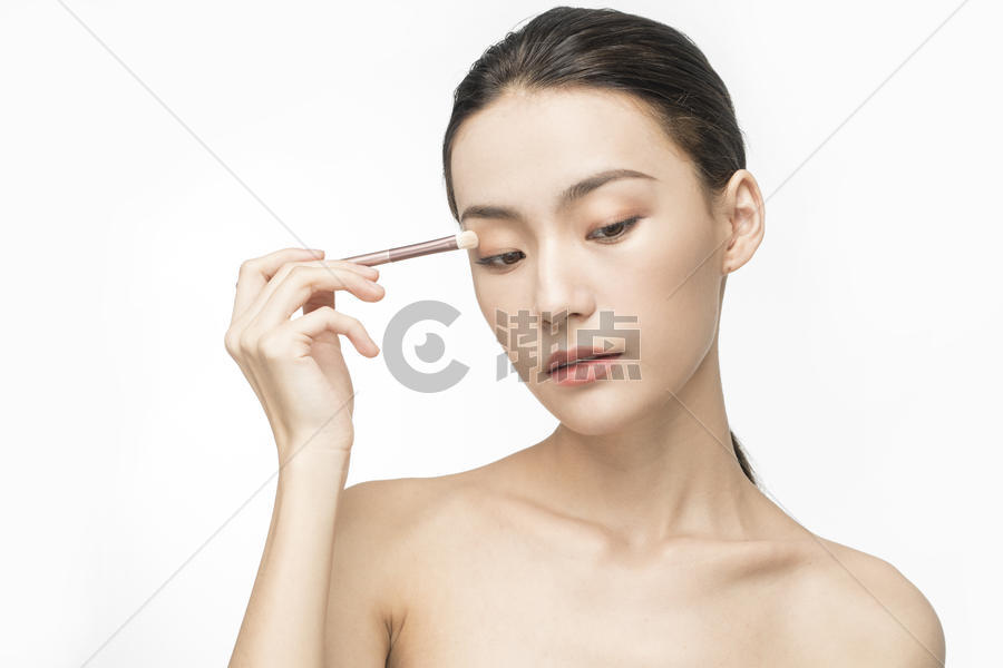 女性画眼线化妆图片素材免费下载