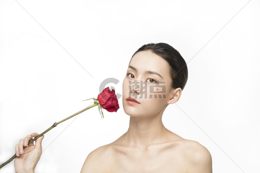 拿着玫瑰的美妆美女图片素材免费下载