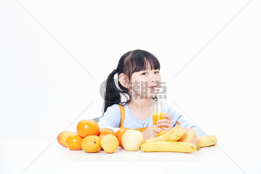 小女孩喝果汁图片素材免费下载
