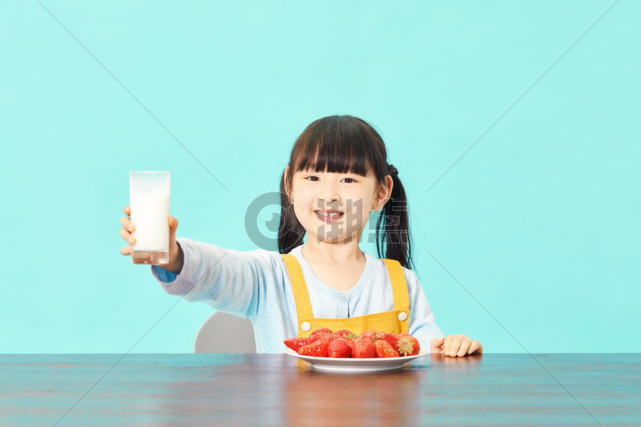 小女孩喝牛奶图片素材免费下载