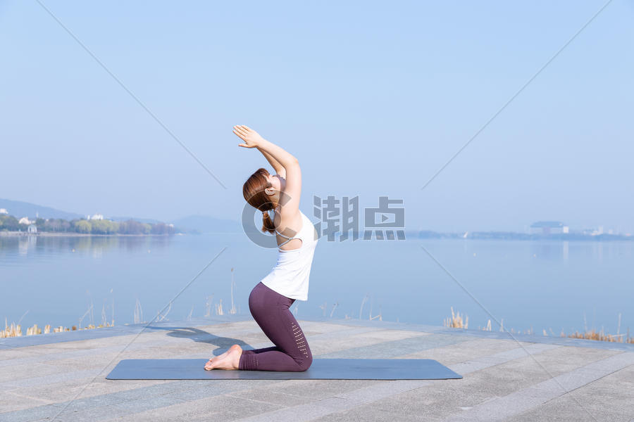 女性瑜伽晨练图片素材免费下载