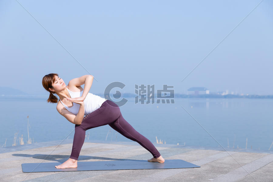 女性瑜伽晨练图片素材免费下载