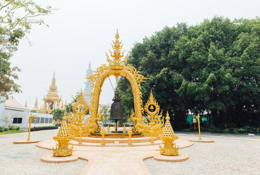 泰国金色建筑大钟图片素材免费下载