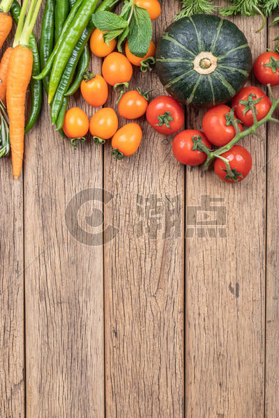 木板上的蔬菜和水果图片素材免费下载