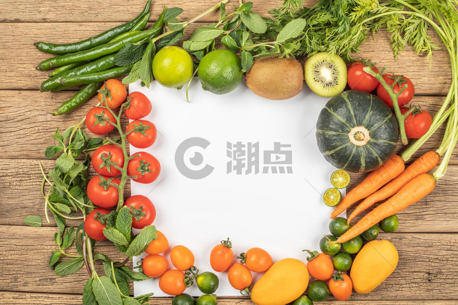 木板上的蔬菜和水果图片素材免费下载