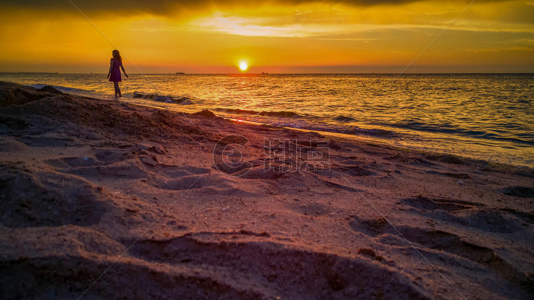 日落时分在沙滩上散步的人图片素材免费下载
