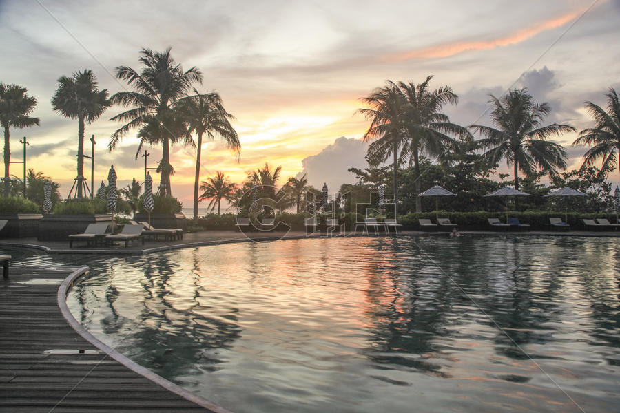 日落时的度假酒店泳池图片素材免费下载