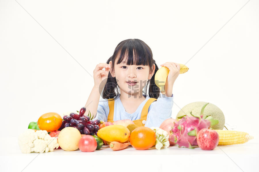 小女孩与水果图片素材免费下载