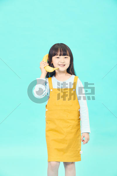 小女孩拿香蕉打电话图片素材免费下载