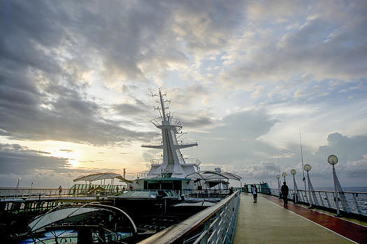 早晨邮轮的甲板风光图片素材免费下载