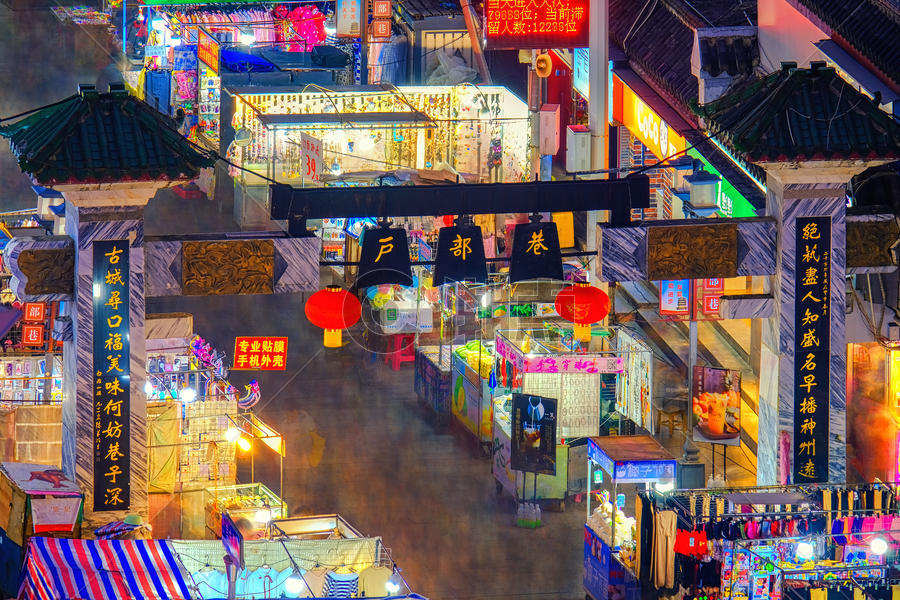 空旷的武汉地标户部巷美食街夜景图片素材免费下载