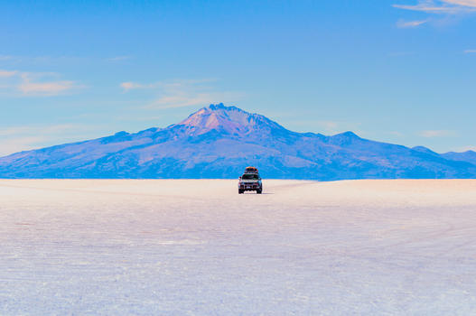 乌尤尼盐湖上奔驰的汽车图片素材免费下载