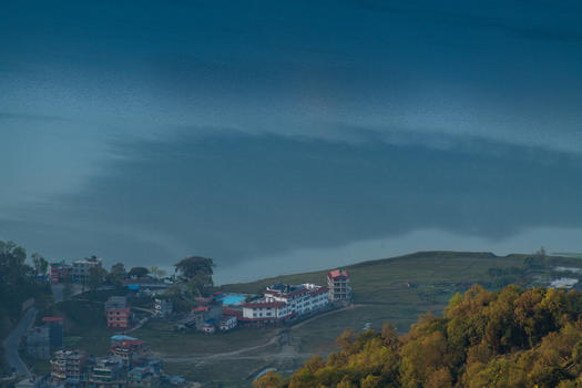 尼泊尔博卡拉费瓦湖旁的小镇图片素材免费下载