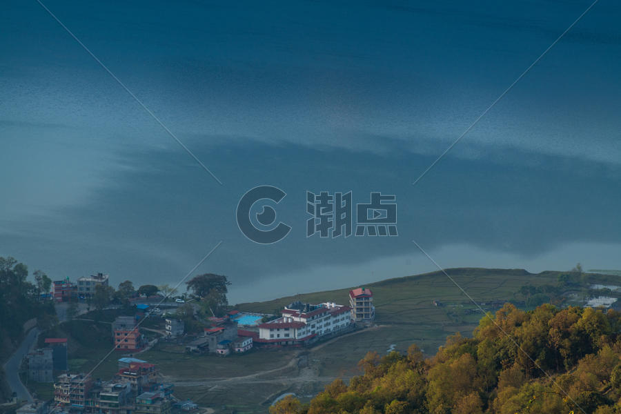 尼泊尔博卡拉费瓦湖旁的小镇图片素材免费下载