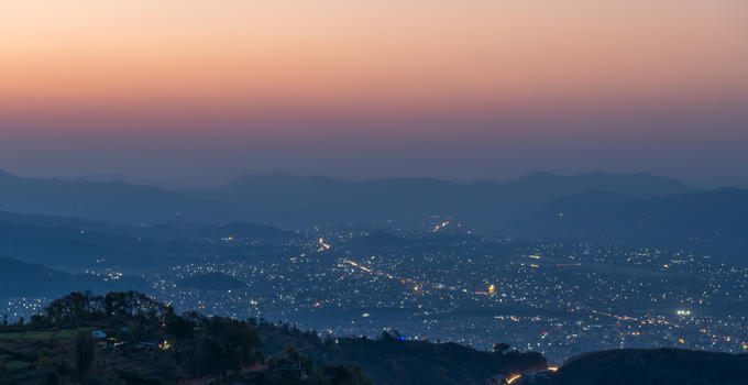 尼泊尔博卡拉黎明前的城市夜景图片素材免费下载