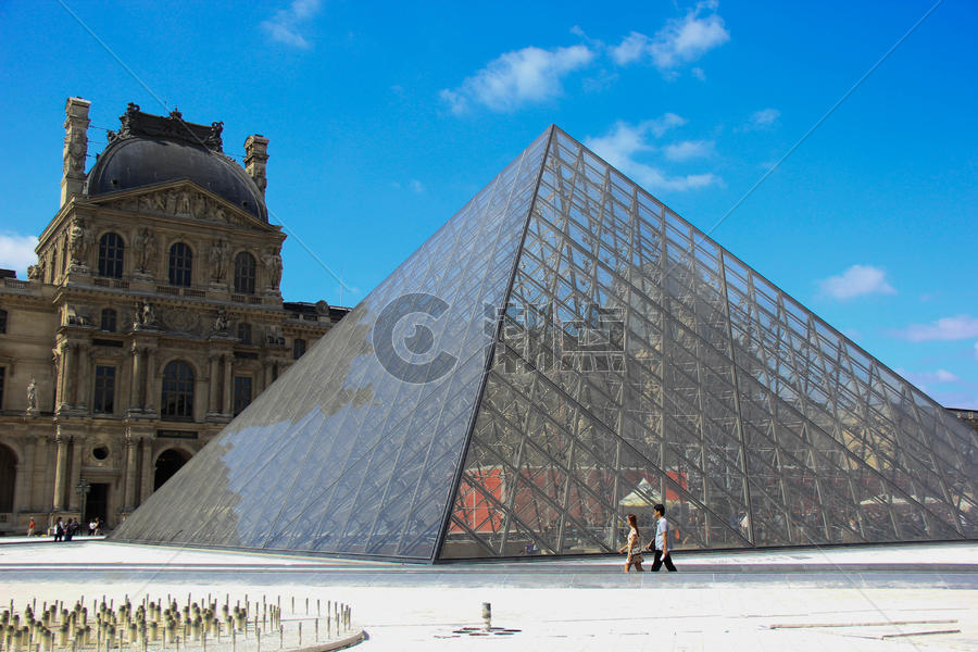 卢浮宫玻璃金字塔图片素材免费下载