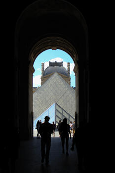卢浮宫尖顶图片素材免费下载