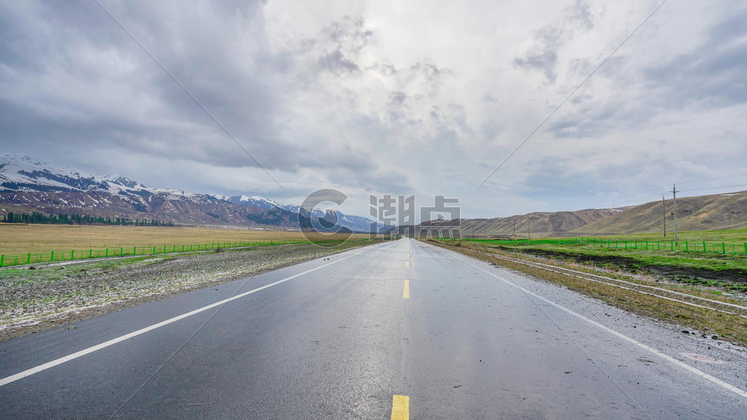 新疆草原公路图片素材免费下载