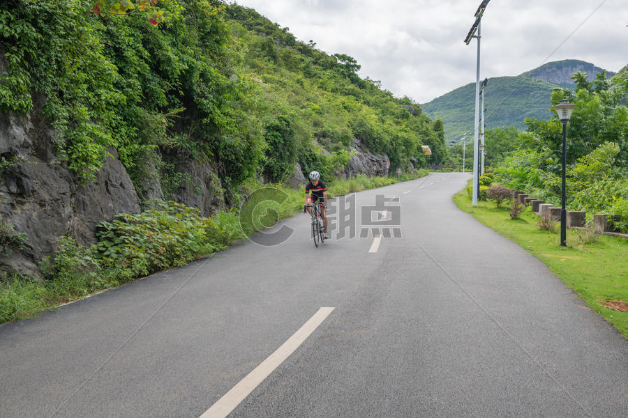 盘山公路上的自行车手图片素材免费下载