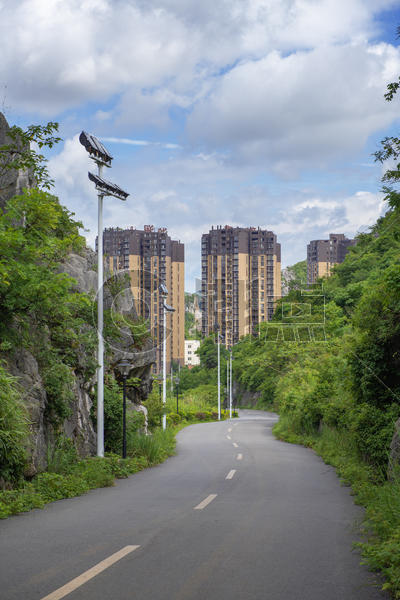 蓝天白云下的小区楼盘道路图片素材免费下载