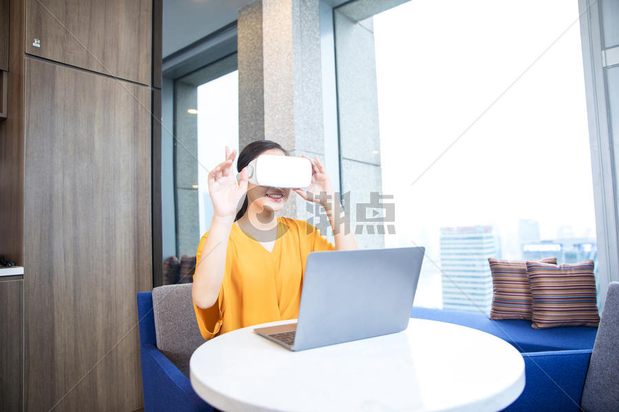 青年女性VR眼镜图片素材免费下载