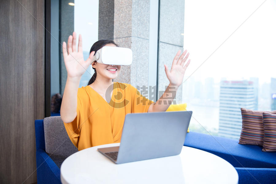 青年女性VR眼镜图片素材免费下载