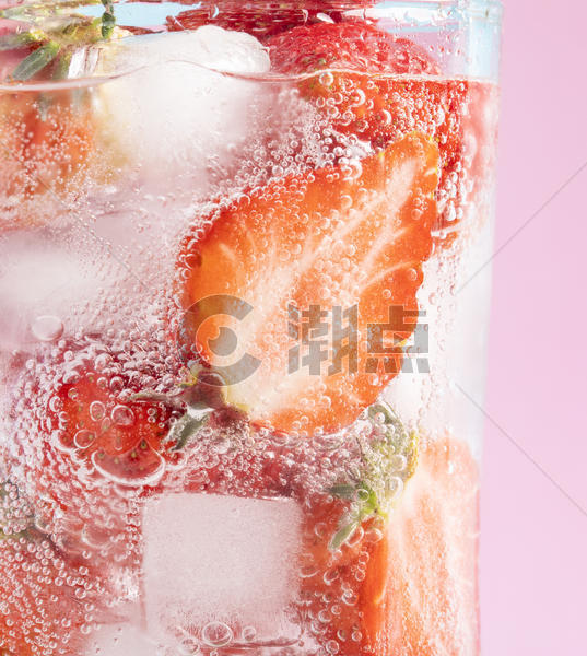 草莓气泡水图片素材免费下载