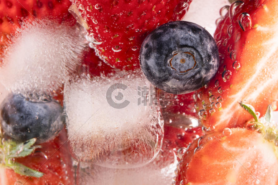 草莓蓝莓气泡水图片素材免费下载